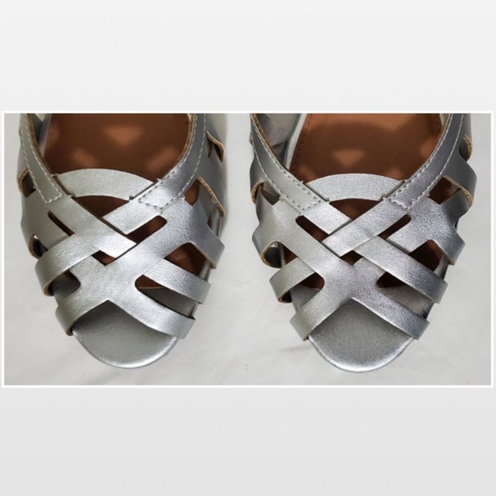 New Massini Flats Shoes Womens Strappy Silver Metallic Comfortable Slides NWT - Picture 8 of 15